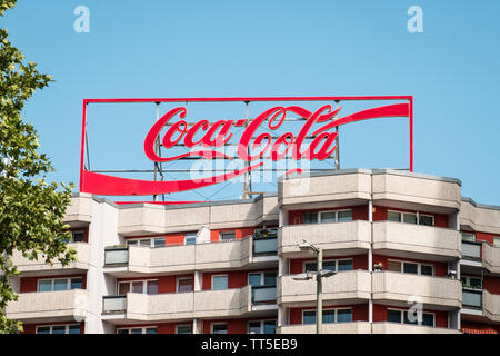 Berlino, Germania - Giugno 2019: una elettronica di annuncio pubblicitario cartellonistica per "Coca Cola' Azienda nel quartiere Mitte di Berlino Foto Stock
