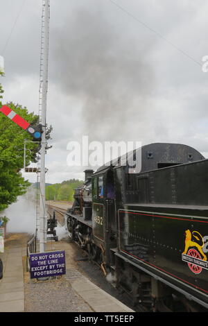 Treno a vapore; 1952 Swindon-costruito locomotiva "E V Cooper Engineer" 46512, alla stazione ferroviaria di Strathspey's Boat of Garten stazione. Scozia.UK Foto Stock