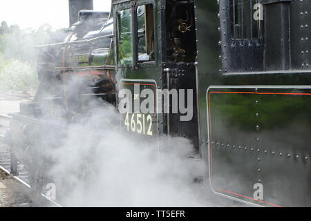 Treno a vapore; 1952 Swindon-costruito locomotiva "E V Cooper Engineer" 46512, alla stazione ferroviaria di Strathspey's Boat of Garten stazione. Scozia.UK Foto Stock