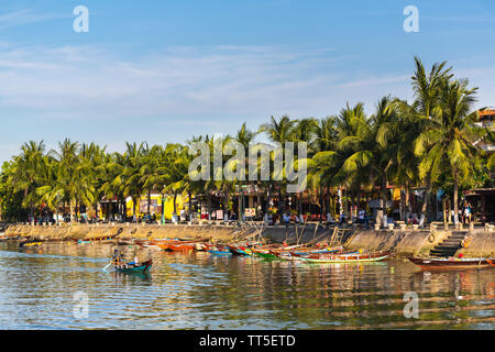 Striscia turistica su Thu Bon River, Old Town Hoi An, Quang Nam Provincia, Vietnam Asia Foto Stock