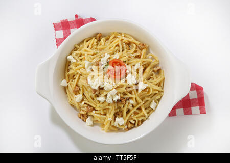 Noodle vermicelli maccheroni fatti in casa con formaggio vista superiore Foto Stock