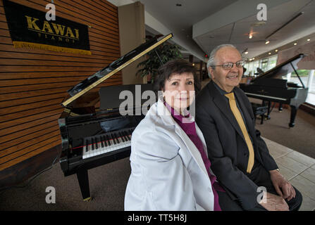 Stati Uniti - 2 Maggio 2016: proprietari Antonietta e Bob perdono posano per una foto nel loro nuovo negozio il pianoforte società che ha aperto a 206 e mercati Foto Stock