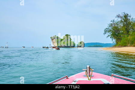 Godetevi il tour isola sul motoscafo con vista sullo stretto marina con barche galleggianti, isola rocciosa e sabbia allo spiedo, Ao Nang, Krabi, Thailandia Foto Stock