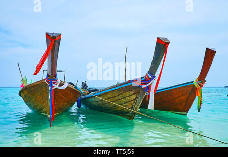 La longtail barche sono basculanti sui dolci le onde a la sabbia bianca della costa di Isola di bambù (Ko Mai Phai), Ao Nang, Krabi, Thailandia Foto Stock