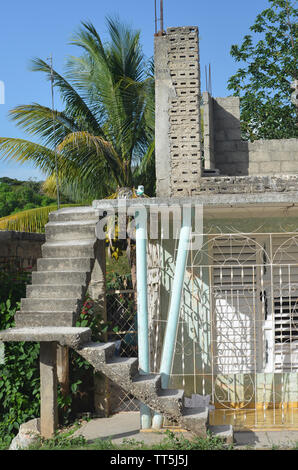 Una casa in costruzione nel villaggio di Guisa (provincia Granma, meridionale di Cuba Foto Stock