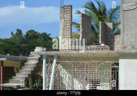 Una casa in costruzione nel villaggio di Guisa (provincia Granma, meridionale di Cuba Foto Stock