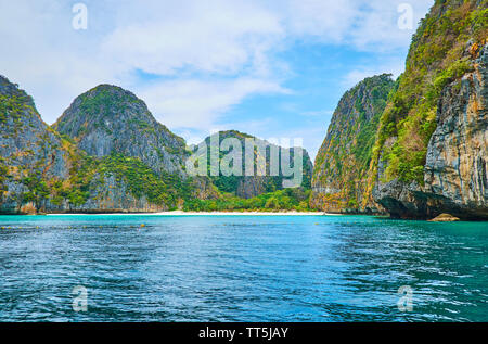 La spiaggia di sabbia bianca di Maya Bay, circondato da vegetazione tropicale e le rocce di Phi Phi Leh Island, Krabi, Thailandia Foto Stock