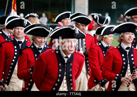 Philadelphia, PA, Stati Uniti d'America - 14 Giugno 2019: dell'esercito di Stati Uniti la vecchia guardia Fife e Drum Corps commemorare bandiera giornata presso il Centro Nazionale della Costituzione, a Philadelphia, Pennsylvania. Credito: OOgImages/Alamy Live News Foto Stock