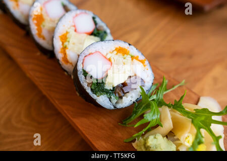 Close up di sushi rotoli, in California e in stile tradizionale sushi rotoli Foto Stock