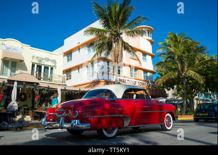 MIAMI - Dicembre 31, 2018: un classico americano auto integra l'architettura Art Deco di Ocean Drive di South Beach si prepara per la Vigilia di Capodanno. Foto Stock