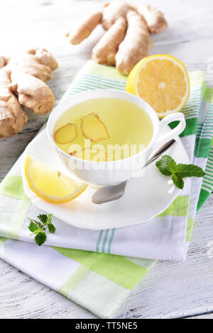 Il tè allo zenzero con il limone sul tavolo di close-up Foto Stock