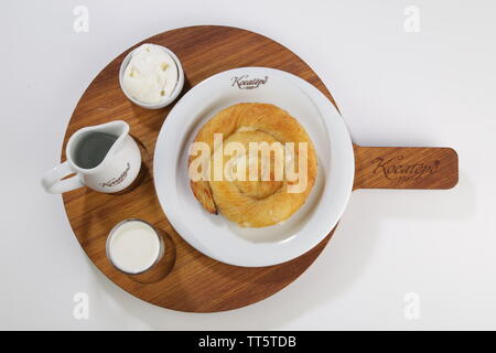 Pasta arrotolata chiamato borek vista superiore servita con latte stile turco Foto Stock