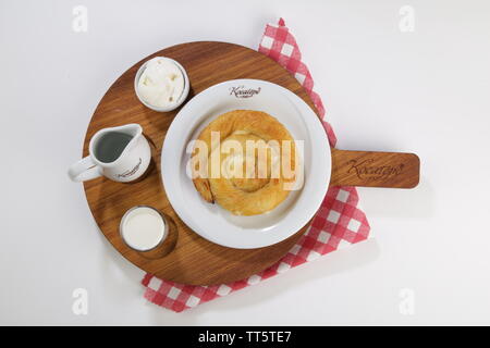 Pasta arrotolata chiamato borek vista superiore servita con latte stile turco Foto Stock