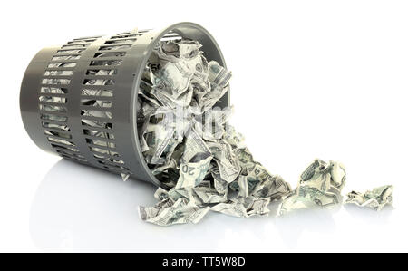 Denaro nel bidone della spazzatura isolato su bianco Foto Stock