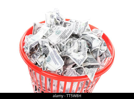 Denaro nel bidone della spazzatura isolato su bianco Foto Stock