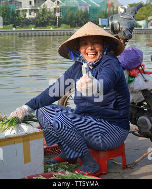 Hoi An, Vietnam - Giugno 03, 2019; Donna vendita di frutta fresca e verdura al mercato. Foto Stock