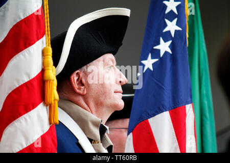 Philadelphia, PA, Stati Uniti d'America - 14 Giugno 2019: membri attivi dell'U.S. Forze Armate, veterani e storico re-enactors commemorare la Giornata di bandiera. Foto Stock