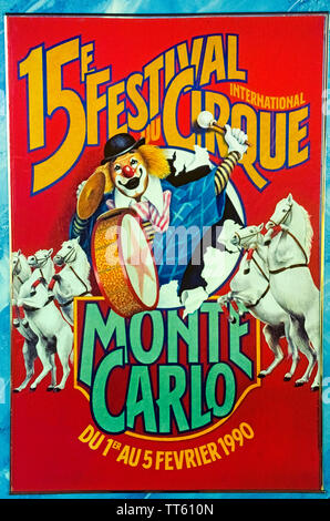 Un rosso brillante poster con esecuzione di cavalli e un clown annuncia la quindicesima edizione Festival Internazionale del Circo di Monte Carlo che si è tenuto nel 1990 nel Principato di Monaco sulla Riviera francese in Europa. Il celebre festival è stato creato nel 1974 dal compianto il Principe Ranieri III che ha una passione per il circo e ha voluto mostrare e onorare i suoi migliori interpreti di tutto il mondo. La manifestazione prosegue la presente giorno e ogni gennaio presenta 25 dei migliori giochi circensi nel business. Foto Stock