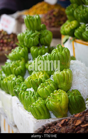 Chayote vegetali per la vendita al mercato locale, Hanoi, Vietnam Asia Foto Stock