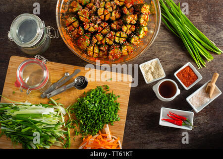 Vari articoli alimentari e di ingredienti per rendere piccante kimchee un sano preferito coreano fermentato condimento. Colorato e delizioso. Foto Stock