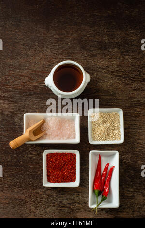 Vari articoli alimentari e di ingredienti per rendere piccante kimchee un sano preferito coreano fermentato condimento. Colorato e delizioso. Foto Stock