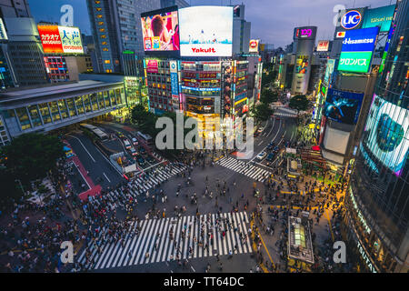 Tokyo, Giappone - 12 Giugno 2019: Shibuya Crossing, una famosa in tutto il mondo e iconico intersezione in Shibuya, Tokyo. Centinaia di persone provenienti da tutte le direzioni a su Foto Stock