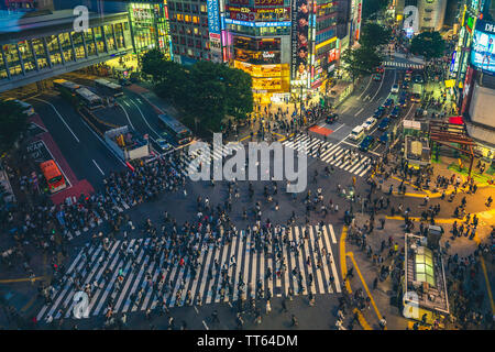 Tokyo, Giappone - 12 Giugno 2019: Shibuya Crossing, una famosa in tutto il mondo e iconico intersezione in Shibuya, Tokyo. Centinaia di persone provenienti da tutte le direzioni a su Foto Stock