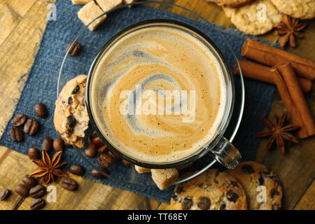 Tazza di caffè e biscotti al cioccolato su sfondo di legno Foto Stock