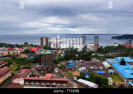 Vista panoramica di Puerto Montt città portuale dal punto di vista elevato, Cile, Sud America Foto Stock