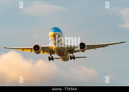 Montego Bay, Giamaica - 4 Maggio 2019: NEOS Compagnia Aerea (un italiano tempo libero compagnia aerea) 787-9 Boeing Dreamliner aereo atterra all'Aeroporto Internazionale di Sangster. Foto Stock