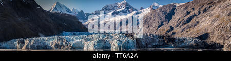 Johns Hopkins Ghiacciaio, una 12 miglio lungo ghiacciaio nel Parco Nazionale e Riserva di Glacier Bay, Alaska, ottobre 2017. Montare Orville e Monte Wilbur nel retro. Foto Stock