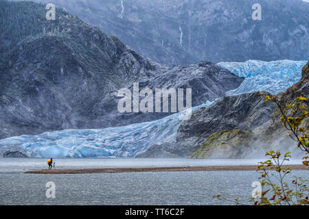 Mendenhall Glacier (Sitaantaagu), uno dei più facilmente accessibile Alaska ghiacciai, è un grande ghiacciaio che fluisce dalla Juneau Icefield. Foto Stock