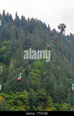 Mt/ Mount Roberts Tram, una antenna famosa attrazione turistica di Juneau Alaska con i tram ascendente e discendente dalla montagna. Foto Stock