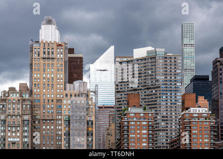 New York, Stati Uniti d'America, 14 giugno 2019. Edifici di New York City di Manhattan tra cui il Citicorp sede (C) contro un cielo scuro in questa fotografia tak Foto Stock