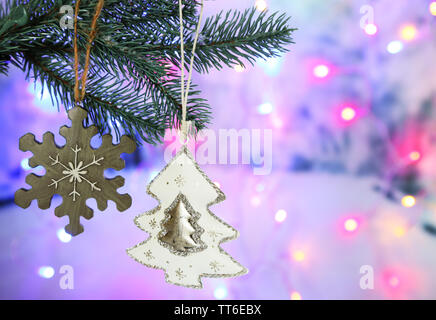Bellissimo albero di Natale con i giocattoli sullo sfondo lucido Foto Stock