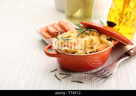 Pasta al forno con gamberi e formaggio in vaso di ceramica Foto Stock