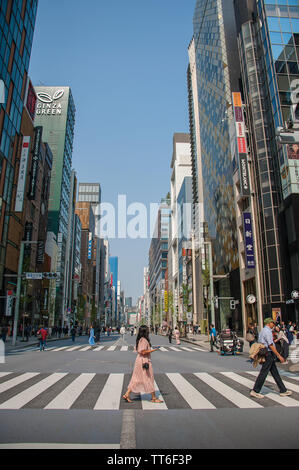 Tokyo, Giappone - Aprile 2019: il famoso quartiere di Ginza o Chuo Dori - Tokio più lussuoso quartiere dello shopping diventa una strada pedonale di domenica Foto Stock