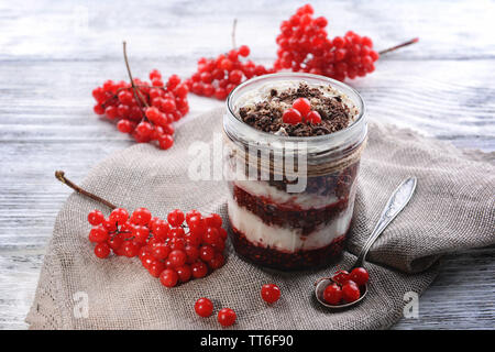 Deliziosi dessert in barattolo sulla tabella di close-up Foto Stock