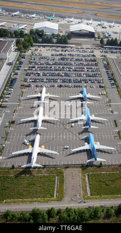 Giugno 2019:overspill di IcelandAir e Tui Boeing 737 Max aeromobili Boeing alla fabbrica di campo vicino Seattle al parcheggio, Washington, Stati Uniti d'America Foto Stock