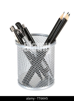 Nero penne e matite in vaso metallico isolato su sfondo bianco Foto Stock