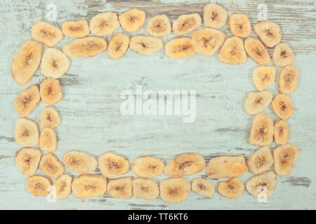 Telaio di essiccato in casa e chips di banana per snack o dessert, copiare lo spazio per testo o iscrizione Foto Stock