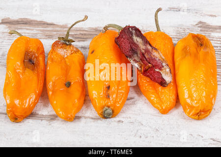 Vecchio rugoso peperoni con stampo sul vecchio sfondo rustico. Concetto di malsano e cibo disgustoso Foto Stock