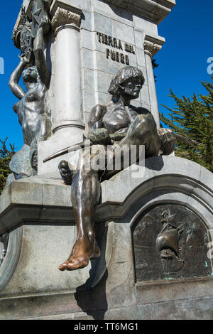 Monumento a Ferdinando Magellano sulla Plaza de Armas, Punta Arenas, Patagonia, Cile. Diversi sono i tributi su ciascuno dei quattro lati dello zoccolo. Foto Stock