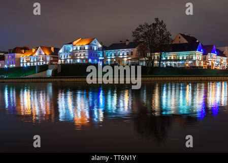 Traetskae Pradmestse o Trinità borgo sul fiume Svisloch bank di notte. Centro storico di Minsk. Bielorussia Foto Stock