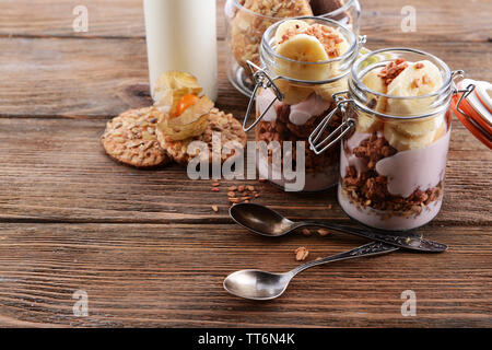 Sana dessert a strati con muesli e bacche su tavola Foto Stock