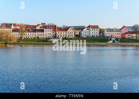 Vista di Traetskae Pradmestse o Trinità borgo sul fiume Svisloch bankin centro storico di Minsk. Bielorussia Foto Stock