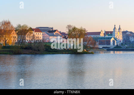 Vista della Città Alta e Traetskae Pradmestse o Trinità borgo sul fiume Svisloch banca nel centro storico di Minsk. Bielorussia Foto Stock