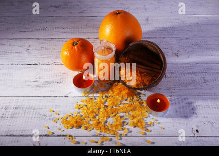 Accessori per la terapia di massaggio con la luce di una candela sul colore di sfondo in legno Foto Stock