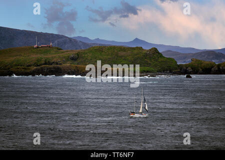 Barca a vela per la fine del mondo. Capo Horn è rocky point su Hornos Isola, parte della Tierra del Fuego arcipelago del sud del Cile. Foto Stock