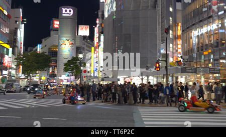 Mario Kart in esecuzione su Shibuya Crossing ( 4K UHD ). Affitto turistico a go-kart possono guidare sul quartiere Shibuya, Harajuku e Omotesando tutti i famosi shoppi Foto Stock